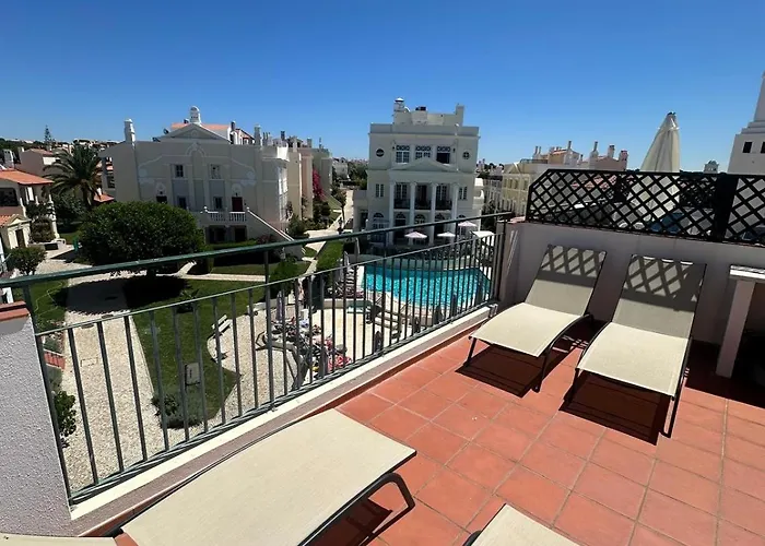 T4 Grand Townhouse Old Village شقة *